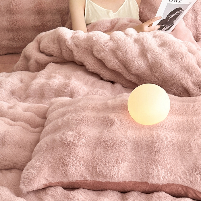 91家纺网 家纺一手货源 找家纺 可恩欣 2025新款兔毛牛奶绒印花剪花四件套 波尔多粉