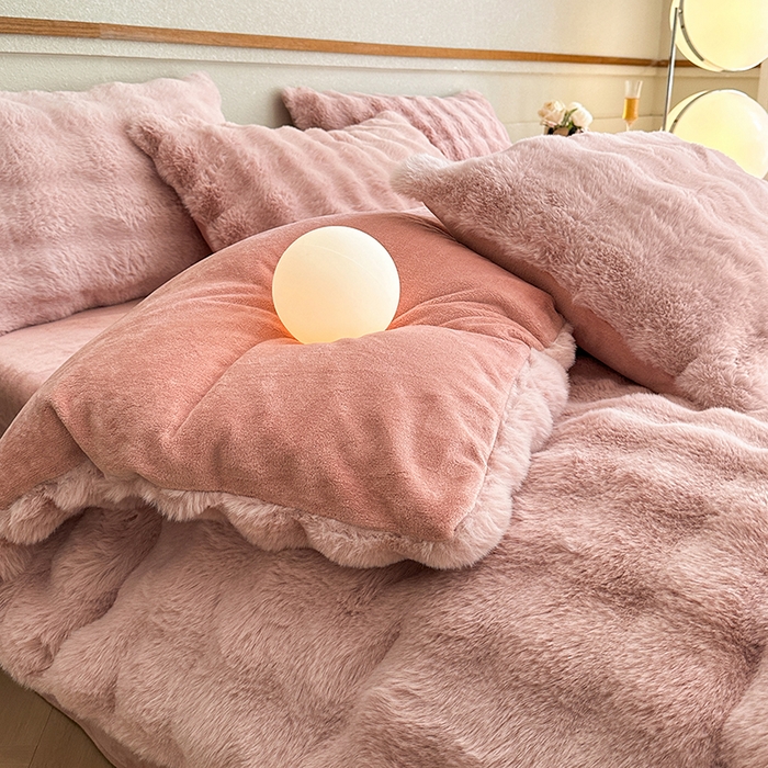 91家纺网 家纺一手货源 找家纺 可恩欣 2025新款兔毛牛奶绒印花剪花四件套 波尔多粉