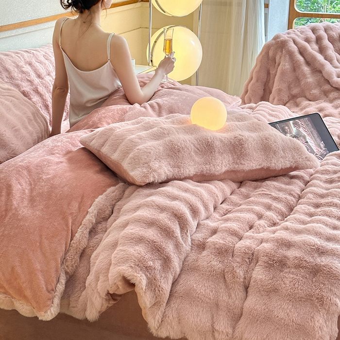 91家纺网 家纺一手货源 找家纺 可恩欣 2025新款兔毛牛奶绒印花剪花四件套 波尔多粉