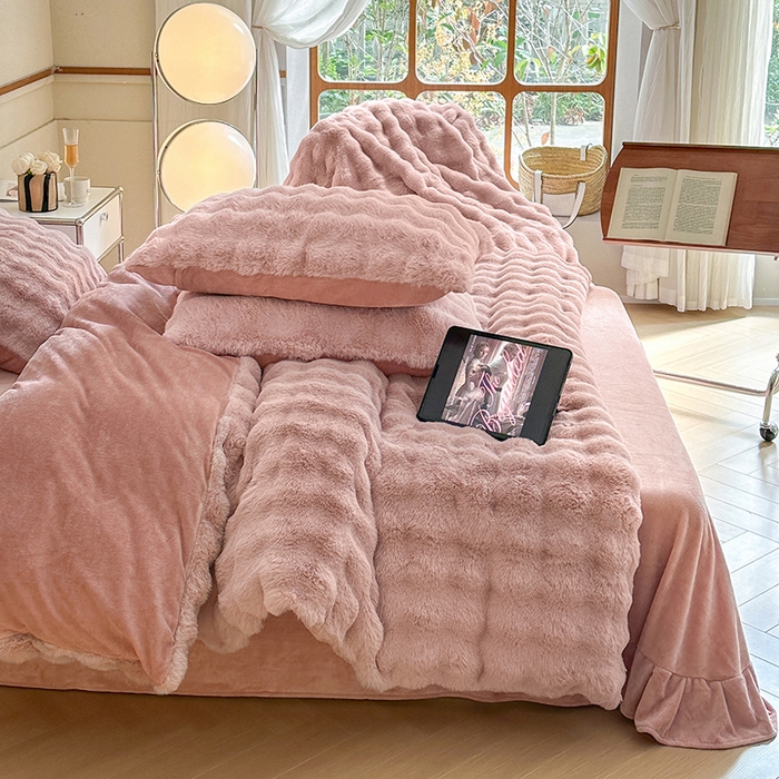 91家纺网 家纺一手货源 找家纺 可恩欣 2025新款兔毛牛奶绒印花剪花四件套 波尔多粉