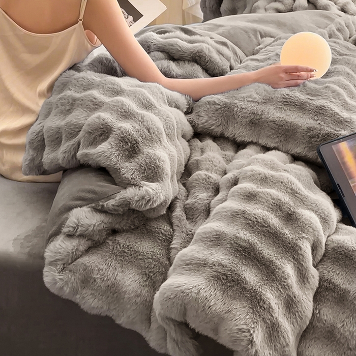 91家纺网 家纺一手货源 找家纺 可恩欣 2025新款兔毛牛奶绒印花剪花四件套 卡布里灰