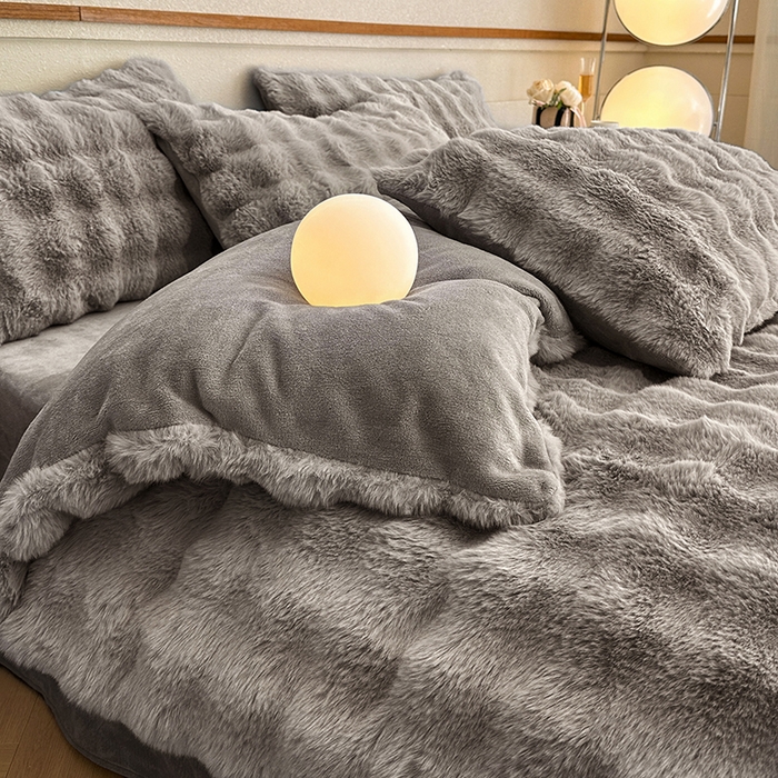 91家纺网 家纺一手货源 找家纺 可恩欣 2025新款兔毛牛奶绒印花剪花四件套 卡布里灰