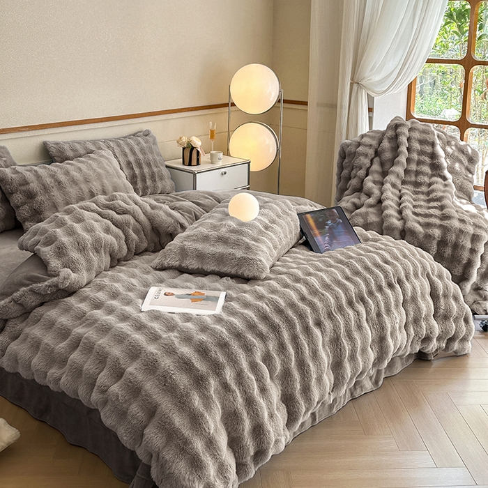 91家纺网 家纺一手货源 找家纺 可恩欣 2025新款兔毛牛奶绒印花剪花四件套 卡布里灰