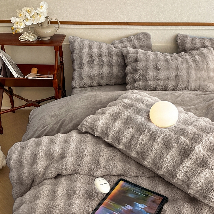 91家纺网 家纺一手货源 找家纺 可恩欣 2025新款兔毛牛奶绒印花剪花四件套 卡布里灰