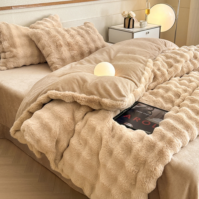 91家纺网 家纺一手货源 找家纺 可恩欣 2025新款兔毛牛奶绒印花剪花四件套 莫兰迪咖