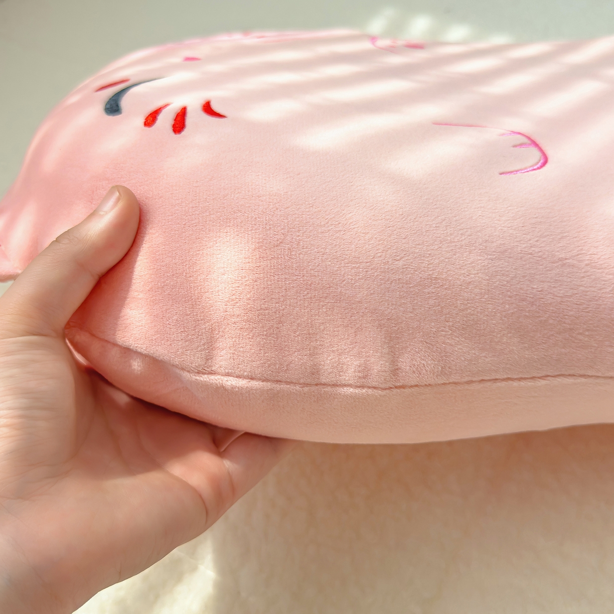 91家纺网 家纺一手货源 找家纺 诺可 2025新款绒款猫肚枕记忆枕枕头枕芯-招财猫 招财猫-粉色