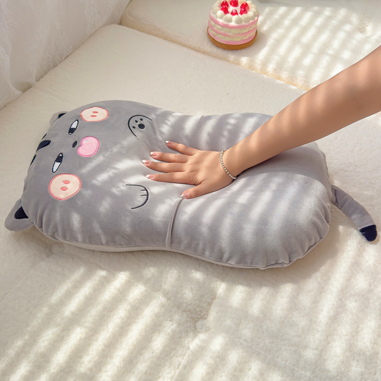 91家纺网 家纺一手货源 找家纺 诺可 2025新款绒款猫肚枕记忆枕枕头枕芯-招财猫 招财猫-灰色