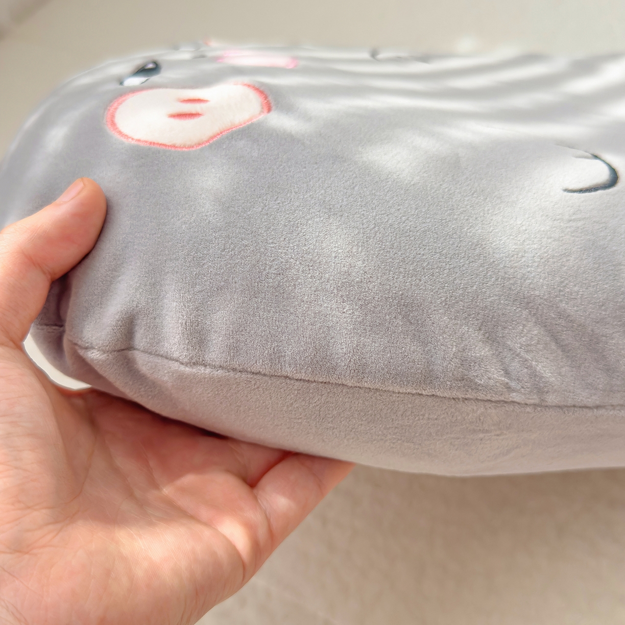 91家纺网 家纺一手货源 找家纺 诺可 2025新款绒款猫肚枕记忆枕枕头枕芯-招财猫 招财猫-灰色