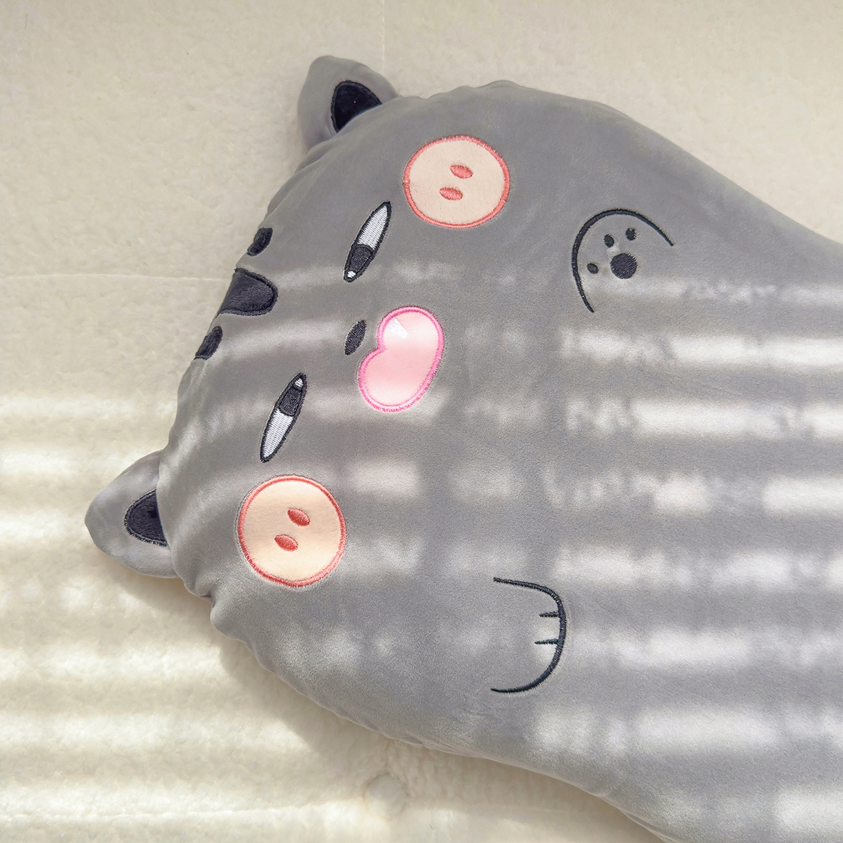 91家纺网 家纺一手货源 找家纺 诺可 2025新款绒款猫肚枕记忆枕枕头枕芯-招财猫 招财猫-灰色
