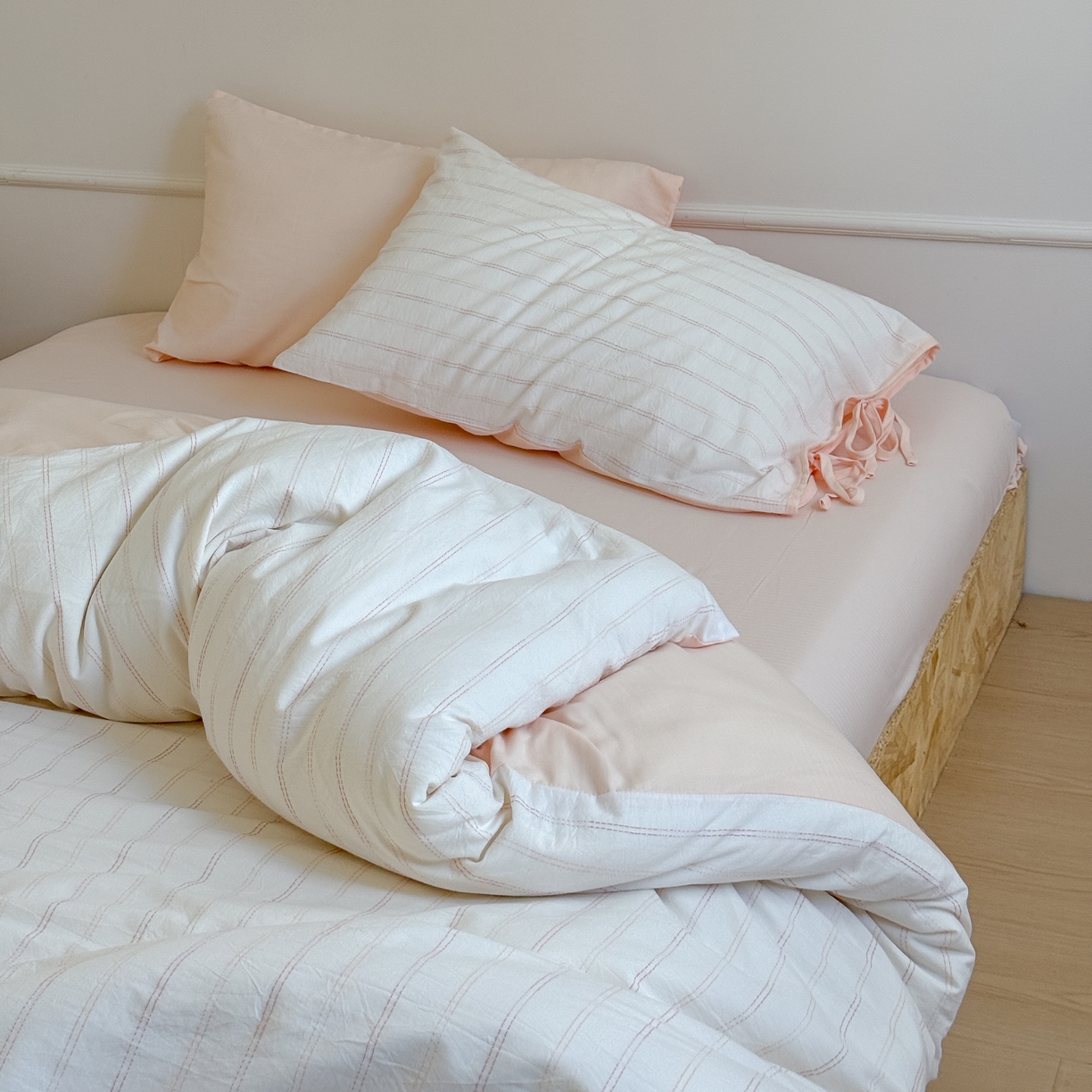 91家纺网 家纺一手货源 找家纺 （总）小春日和 2025新款全棉提花条纹四件套纯棉人字纹水洗提花绑带款四件套民宿四件套纯色床单1.8床笠简约被套