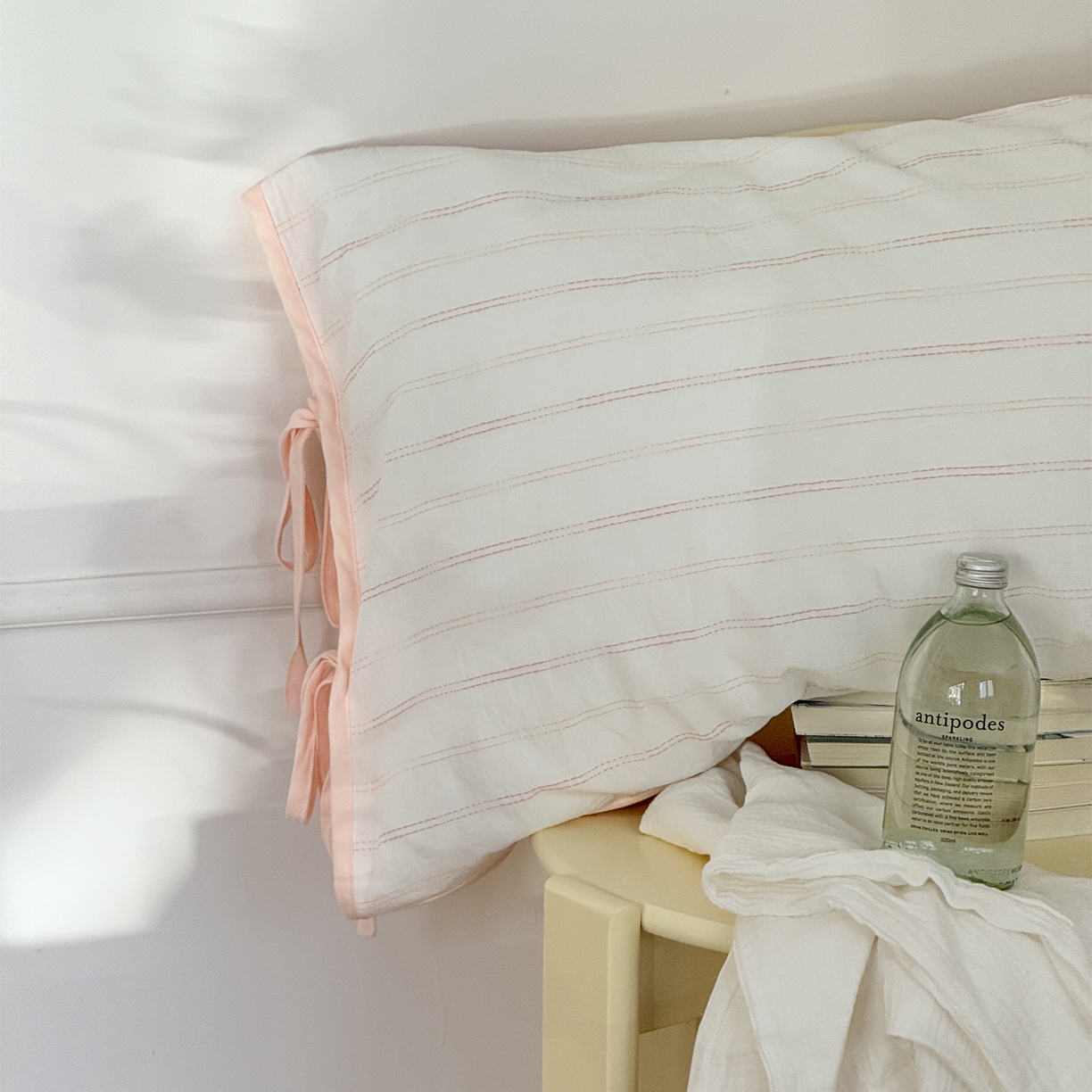 91家纺网 家纺一手货源 找家纺 （总）小春日和 2025新款全棉提花条纹四件套纯棉人字纹水洗提花绑带款四件套民宿四件套纯色床单1.8床笠简约被套