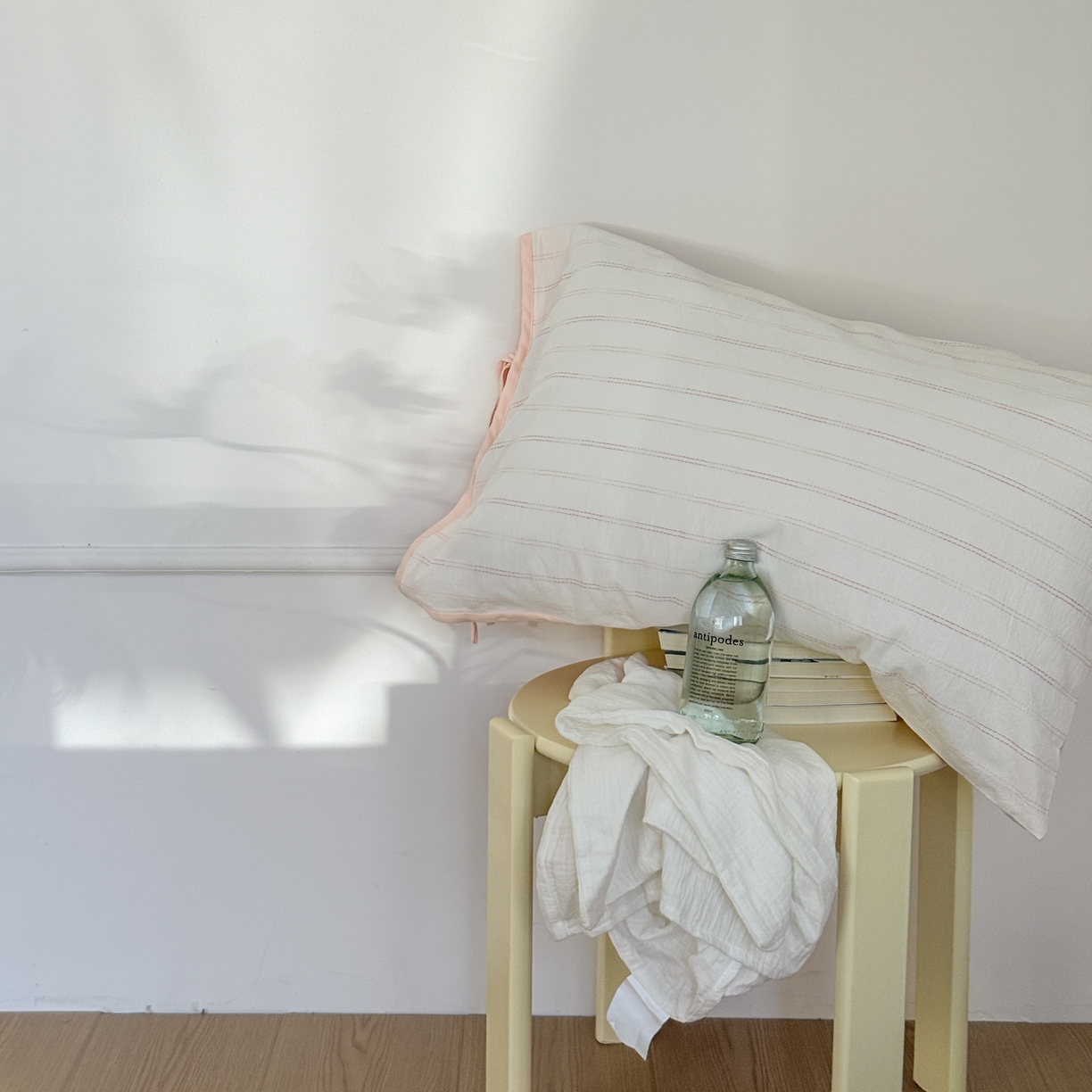 91家纺网 家纺一手货源 找家纺 （总）小春日和 2025新款全棉提花条纹四件套纯棉人字纹水洗提花绑带款四件套民宿四件套纯色床单1.8床笠简约被套