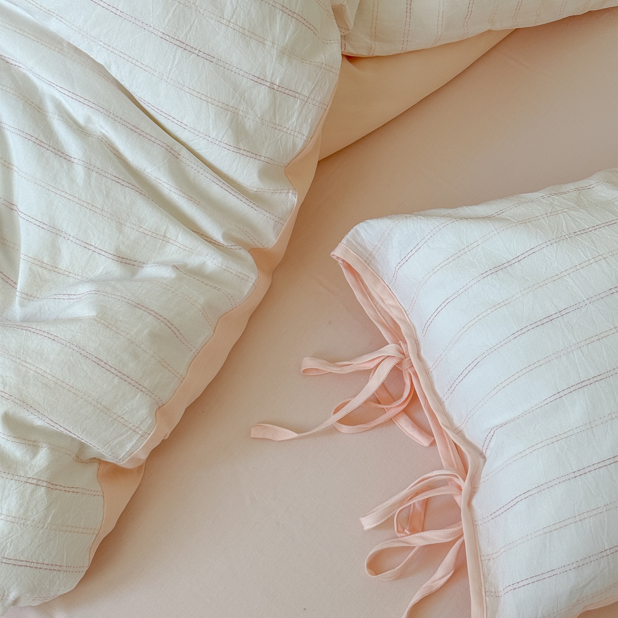 91家纺网 家纺一手货源 找家纺 （总）小春日和 2025新款全棉提花条纹四件套纯棉人字纹水洗提花绑带款四件套民宿四件套纯色床单1.8床笠简约被套