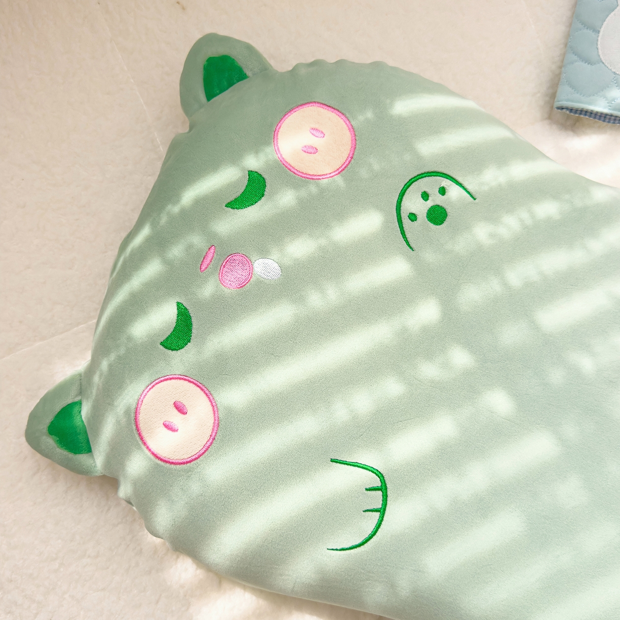 91家纺网 家纺一手货源 找家纺 诺可 2025新款绒款猫肚枕记忆枕枕头枕芯-招财猫 招财猫-绿色