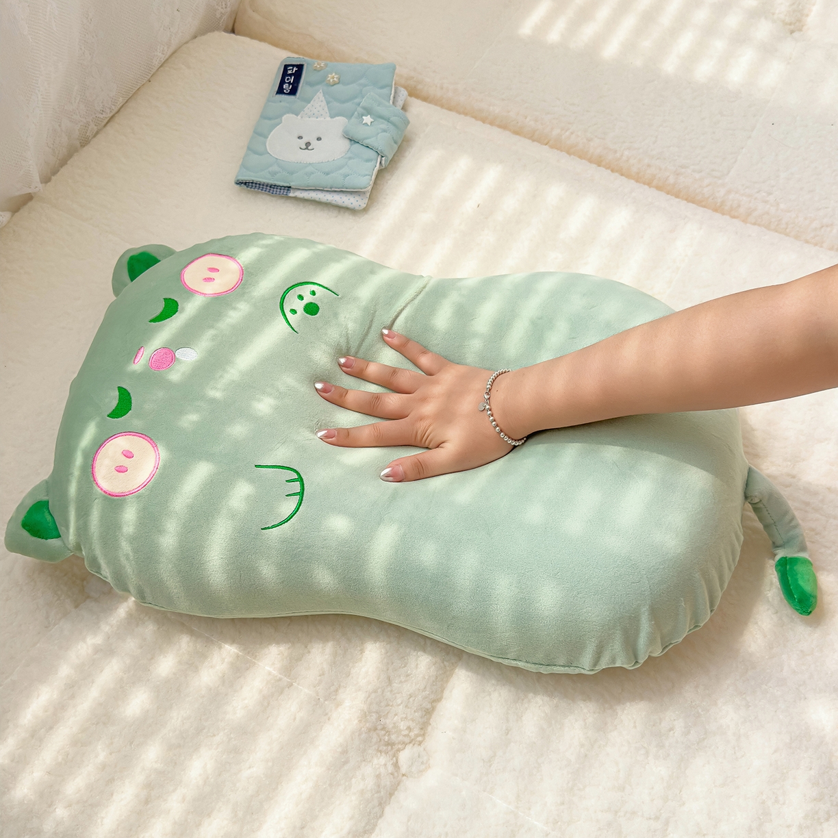 91家纺网 家纺一手货源 找家纺 诺可 2025新款绒款猫肚枕记忆枕枕头枕芯-招财猫 招财猫-绿色