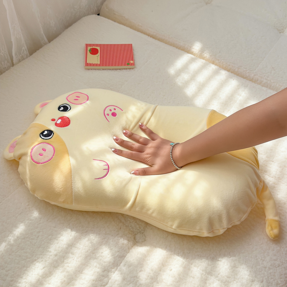 91家纺网 家纺一手货源 找家纺 诺可 2025新款绒款猫肚枕记忆枕枕头枕芯-招财猫 招财猫-黄色