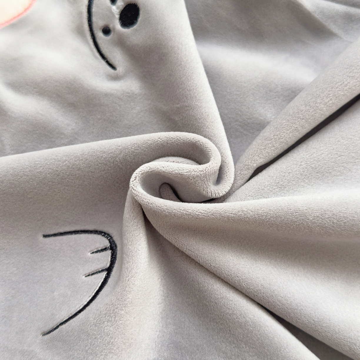 91家纺网 家纺一手货源 找家纺 诺可 2025新款绒款猫肚枕记忆枕枕头枕芯-招财猫 招财猫-灰色