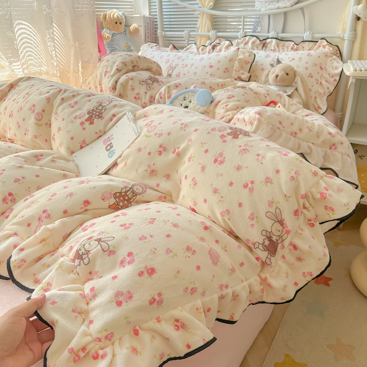 91家纺网 家纺一手货源 找家纺 （总）韩都家居 2025新款亲肤舒适韩版温暖牛奶绒四件套-花边款