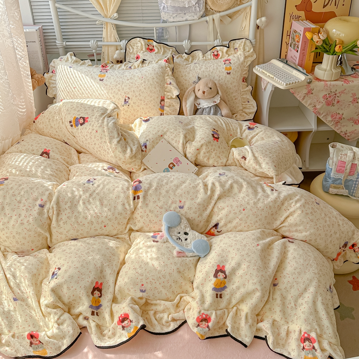 91家纺网 家纺一手货源 找家纺 韩都家居 2025新款亲肤舒适韩版温暖牛奶绒四件套-花边款 治愈女孩