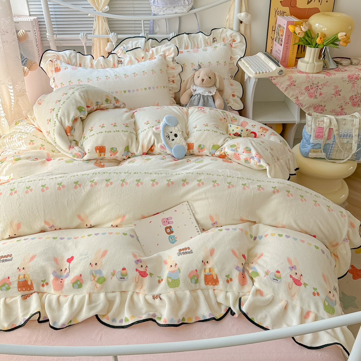 91家纺网 家纺一手货源 找家纺 韩都家居 2025新款亲肤舒适韩版温暖牛奶绒四件套-花边款 游园会