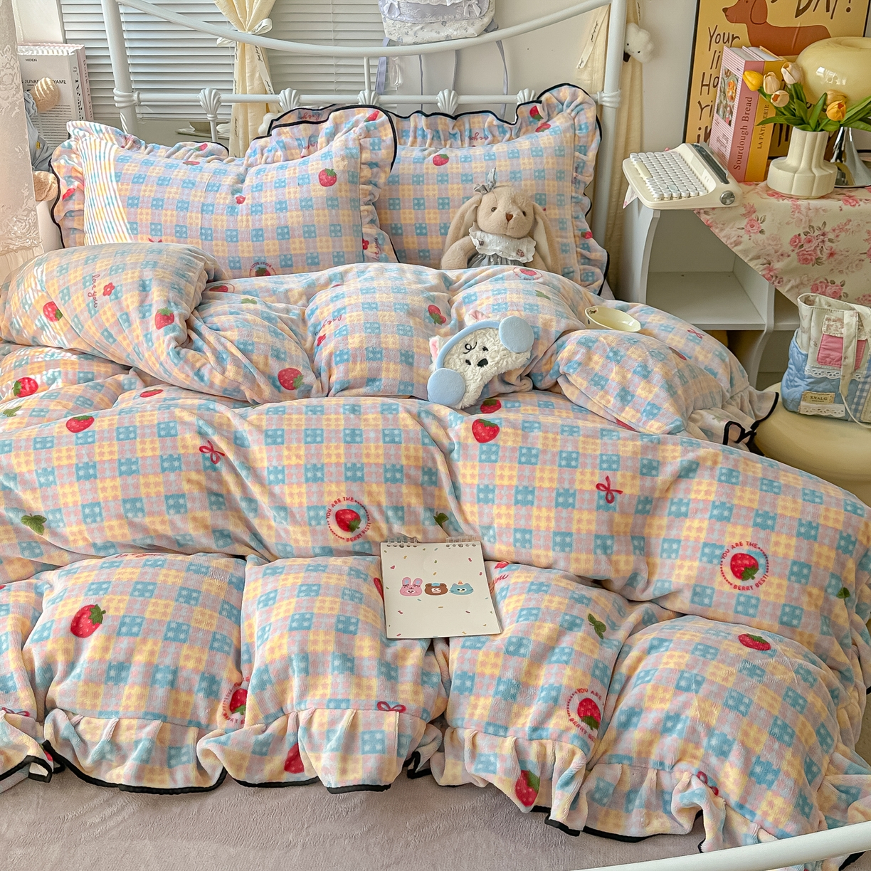 91家纺网 家纺一手货源 找家纺 韩都家居 2025新款亲肤舒适韩版温暖牛奶绒四件套-花边款 奶油草莓