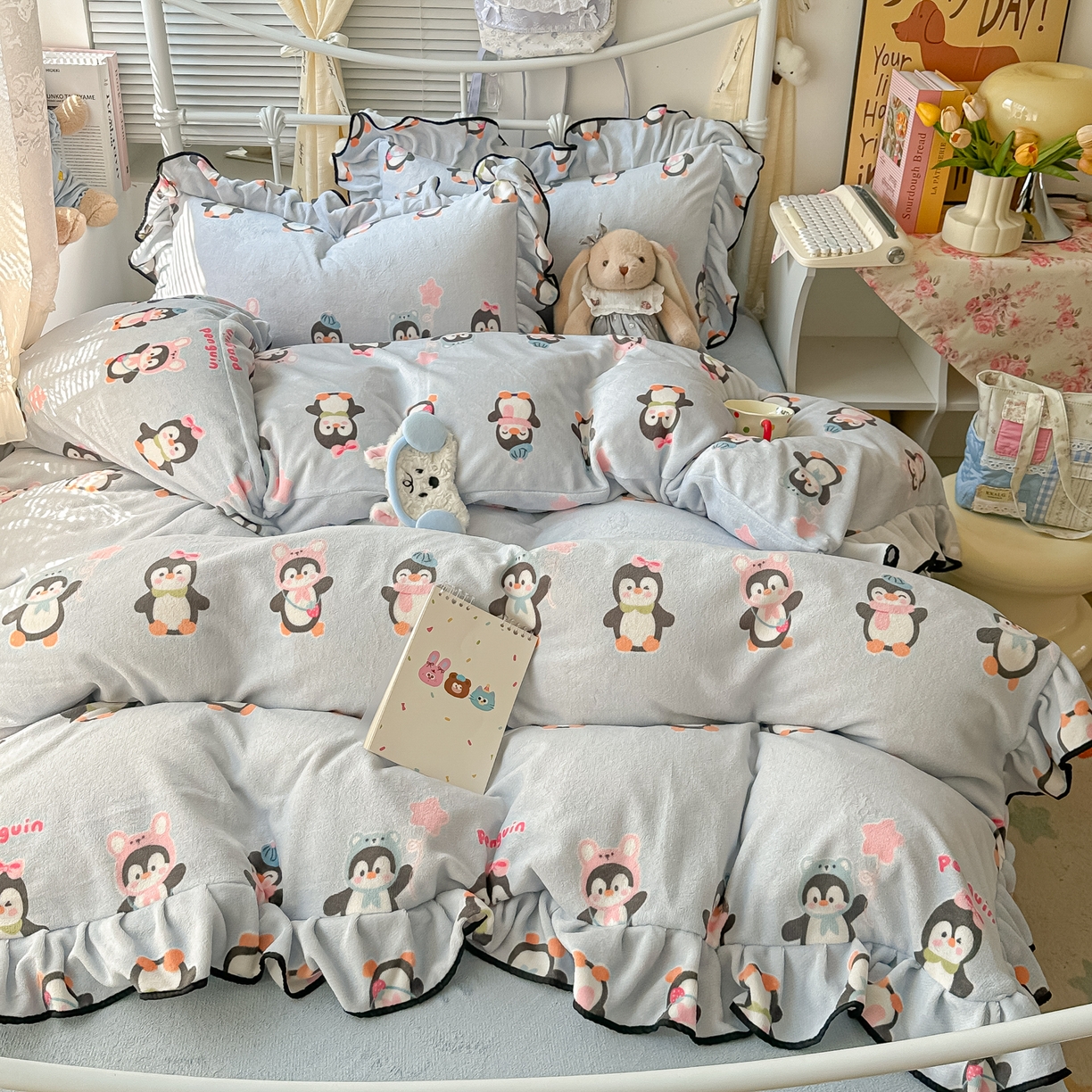 91家纺网 家纺一手货源 找家纺 韩都家居 2025新款亲肤舒适韩版温暖牛奶绒四件套-花边款 小企鹅