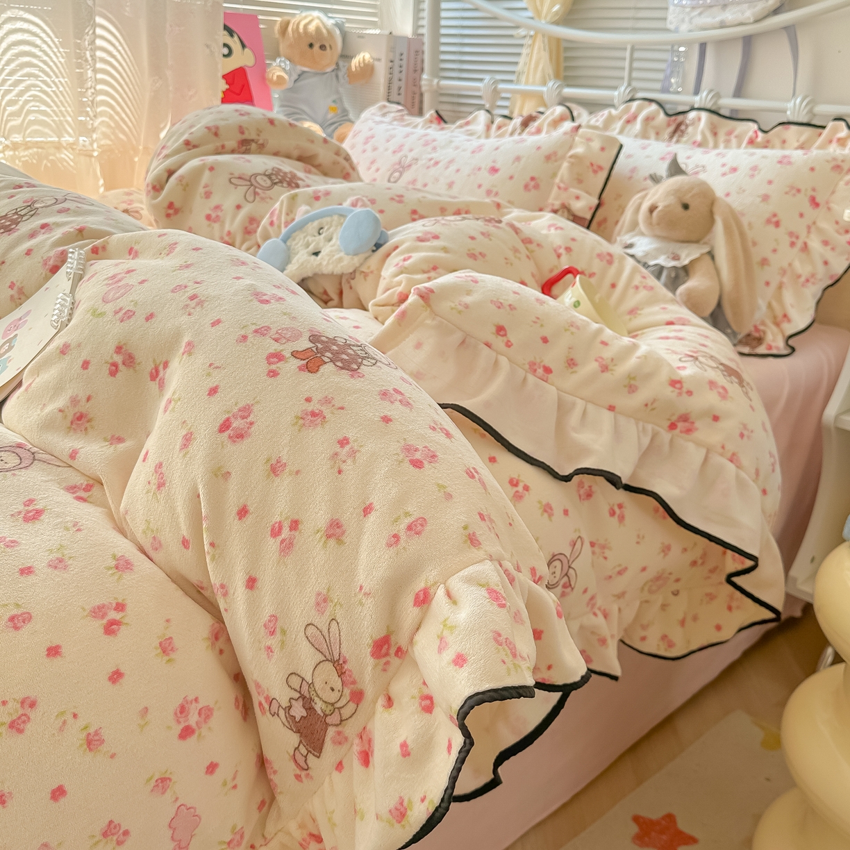 91家纺网 家纺一手货源 找家纺 韩都家居 2025新款亲肤舒适韩版温暖牛奶绒四件套-花边款 花园兔兔