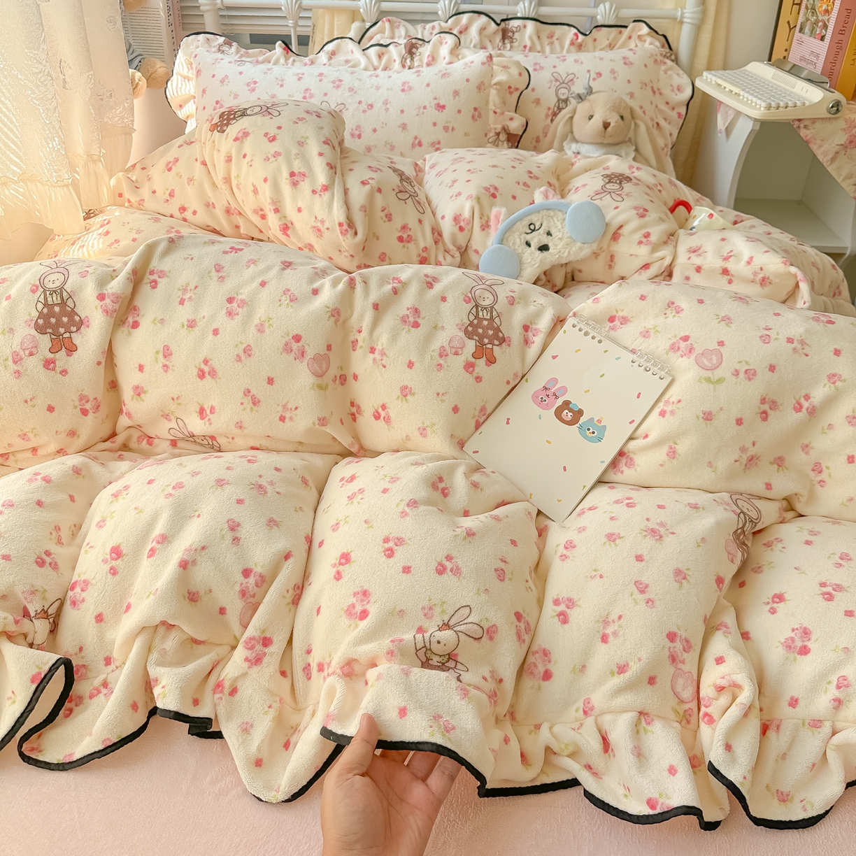 91家纺网 家纺一手货源 找家纺 韩都家居 2025新款亲肤舒适韩版温暖牛奶绒四件套-花边款 花园兔兔