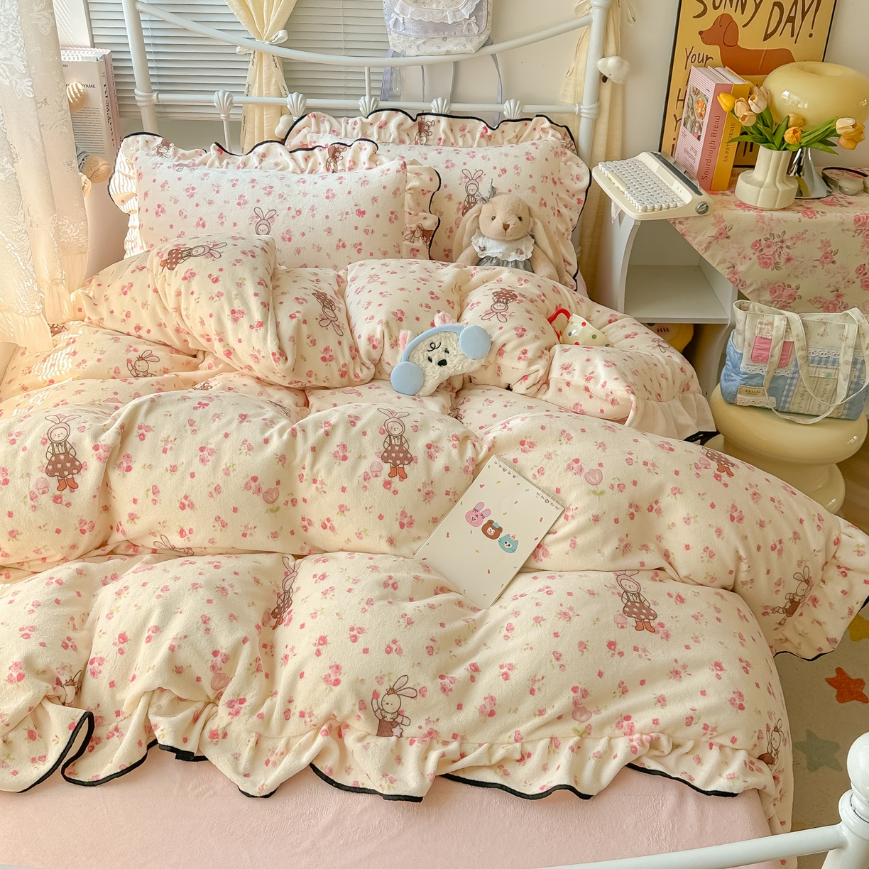 91家纺网 家纺一手货源 找家纺 韩都家居 2025新款亲肤舒适韩版温暖牛奶绒四件套-花边款 花园兔兔