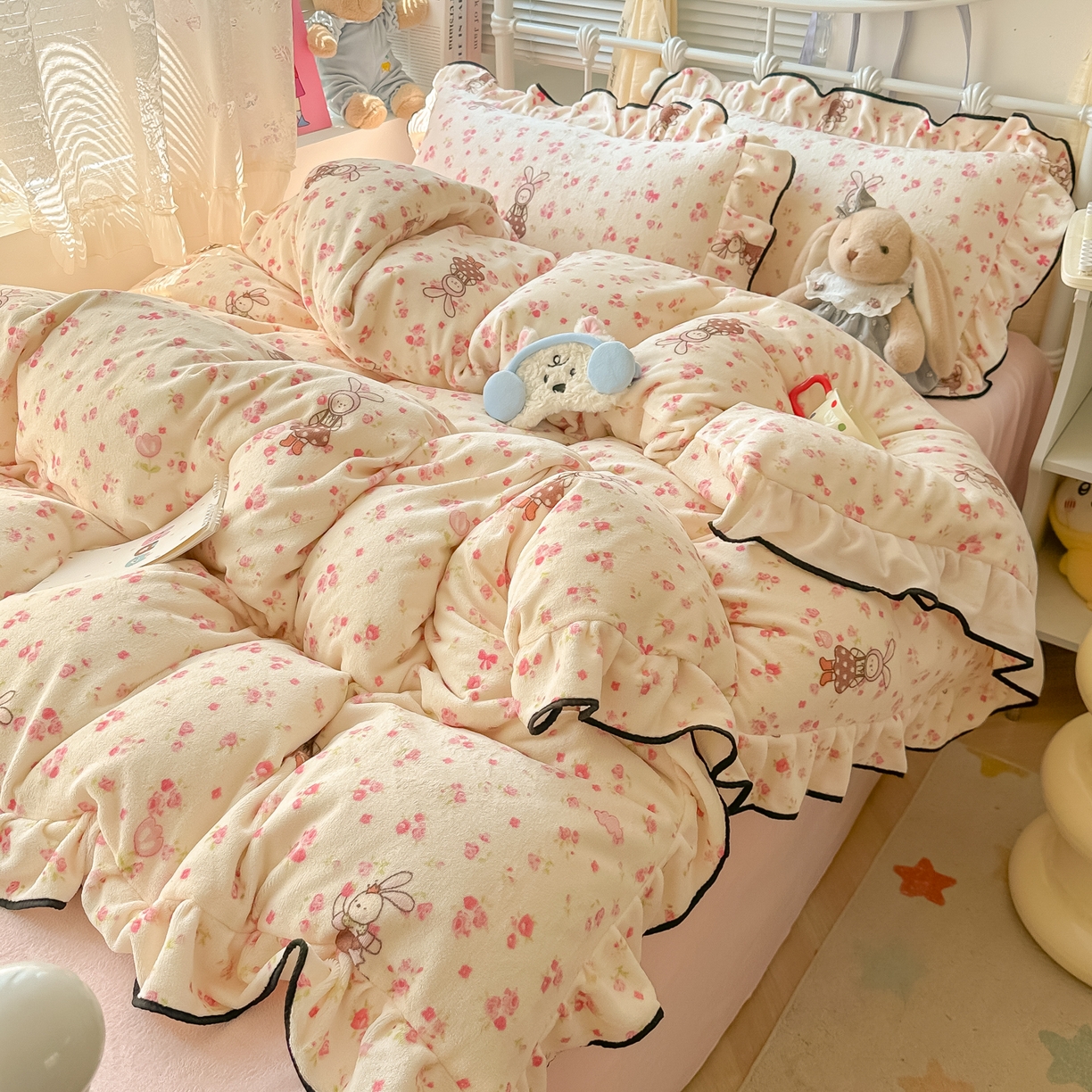 91家纺网 家纺一手货源 找家纺 韩都家居 2025新款亲肤舒适韩版温暖牛奶绒四件套-花边款 花园兔兔