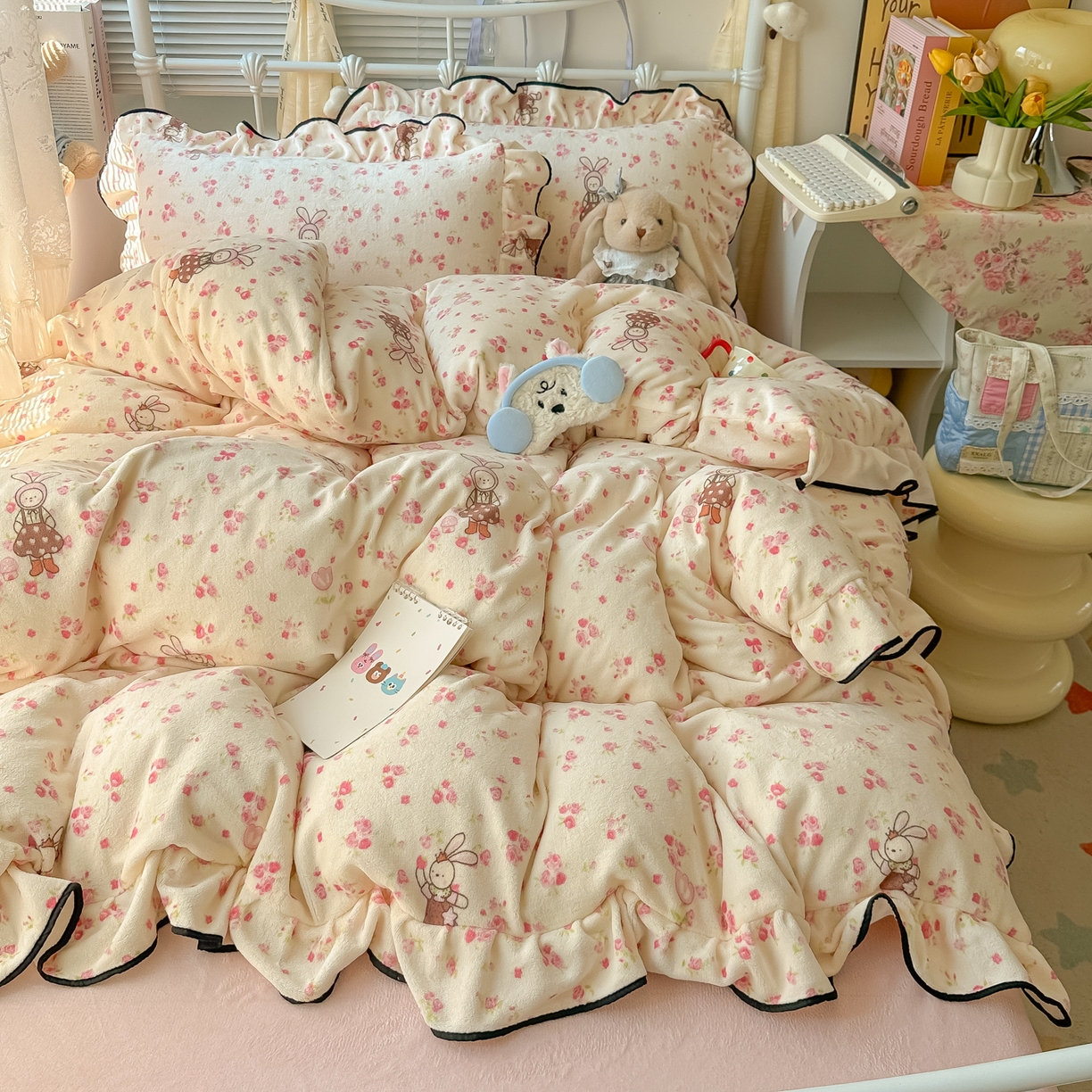 91家纺网 家纺一手货源 找家纺 韩都家居 2025新款亲肤舒适韩版温暖牛奶绒四件套-花边款 花园兔兔