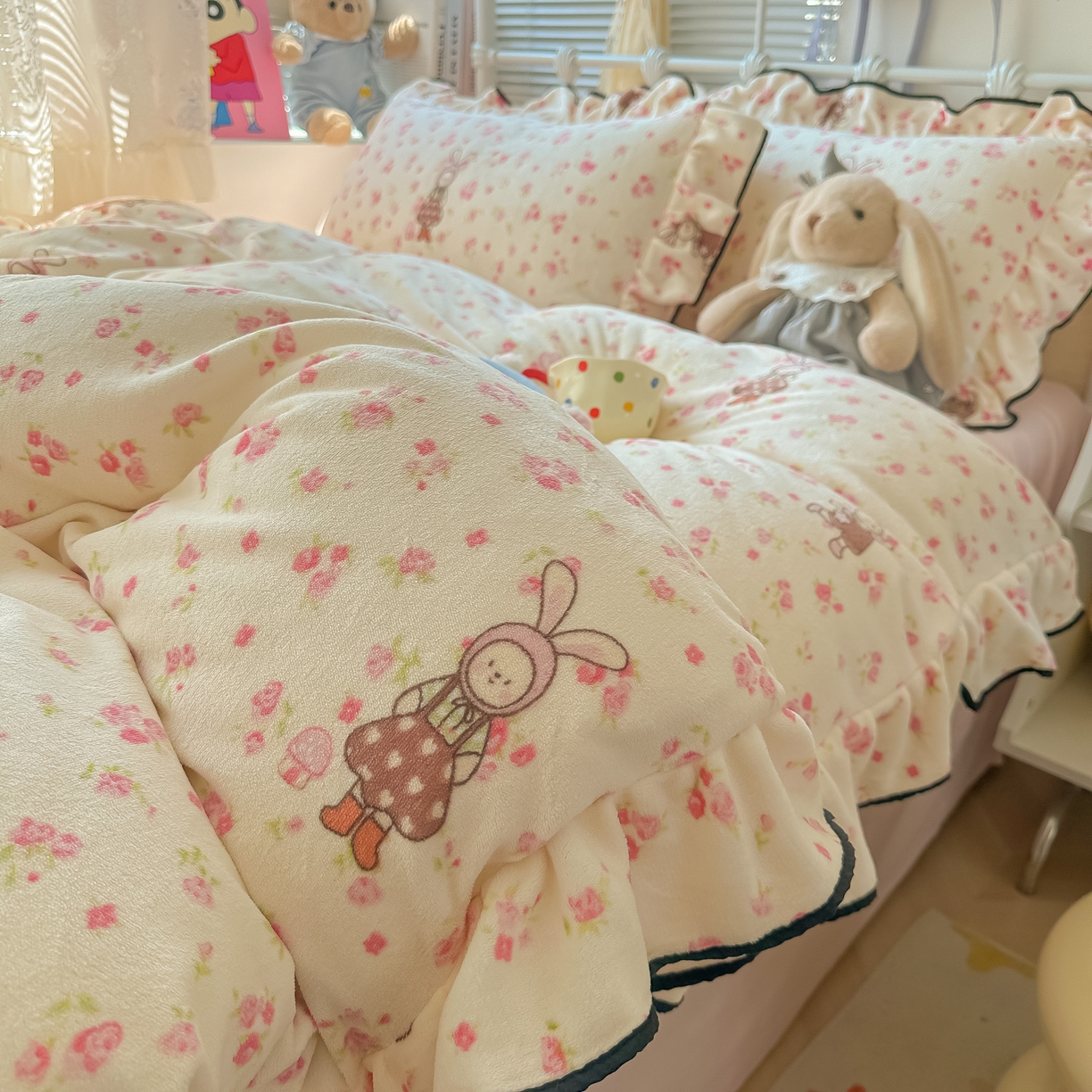91家纺网 家纺一手货源 找家纺 韩都家居 2025新款亲肤舒适韩版温暖牛奶绒四件套-花边款 花园兔兔