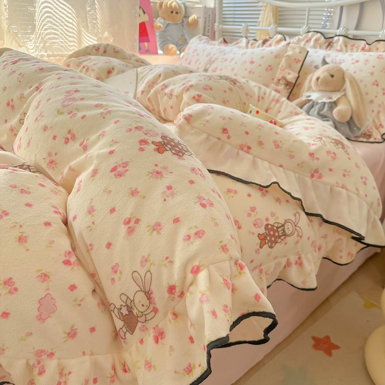 91家纺网 家纺一手货源 找家纺 韩都家居 2025新款亲肤舒适韩版温暖牛奶绒四件套-花边款 花园兔兔