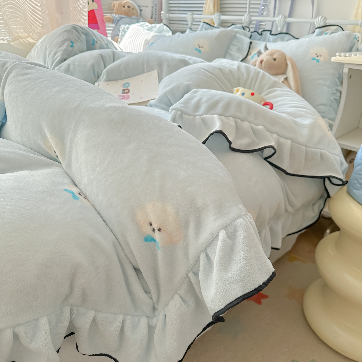 91家纺网 家纺一手货源 找家纺 韩都家居 2025新款亲肤舒适韩版温暖牛奶绒四件套-花边款 蝴蝶结小狗-兰