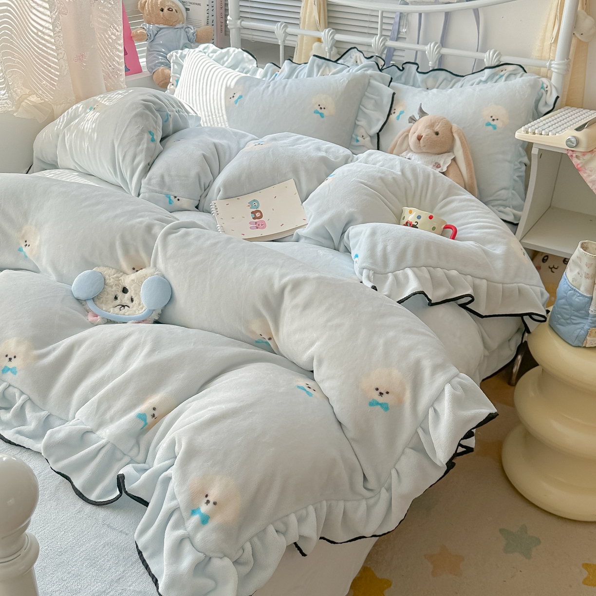 91家纺网 家纺一手货源 找家纺 韩都家居 2025新款亲肤舒适韩版温暖牛奶绒四件套-花边款 蝴蝶结小狗-兰