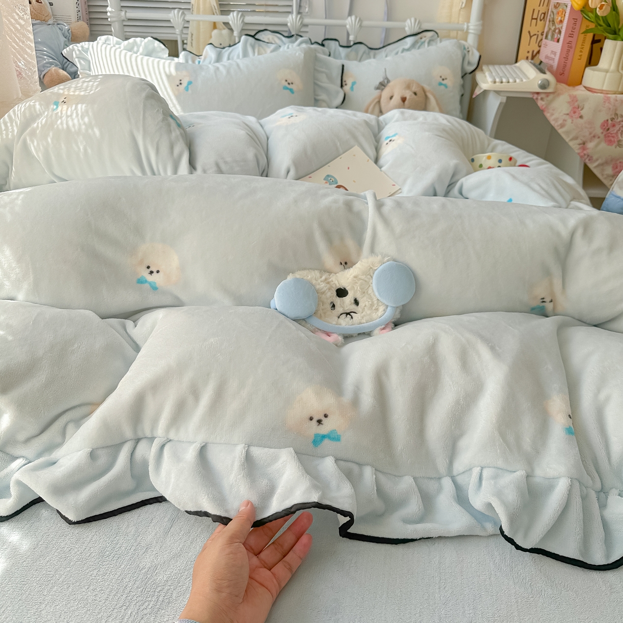 91家纺网 家纺一手货源 找家纺 韩都家居 2025新款亲肤舒适韩版温暖牛奶绒四件套-花边款 蝴蝶结小狗-兰