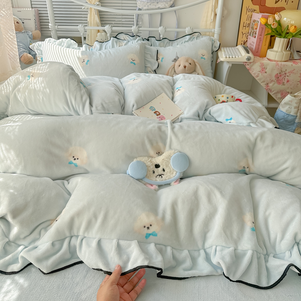 91家纺网 家纺一手货源 找家纺 韩都家居 2025新款亲肤舒适韩版温暖牛奶绒四件套-花边款 蝴蝶结小狗-兰