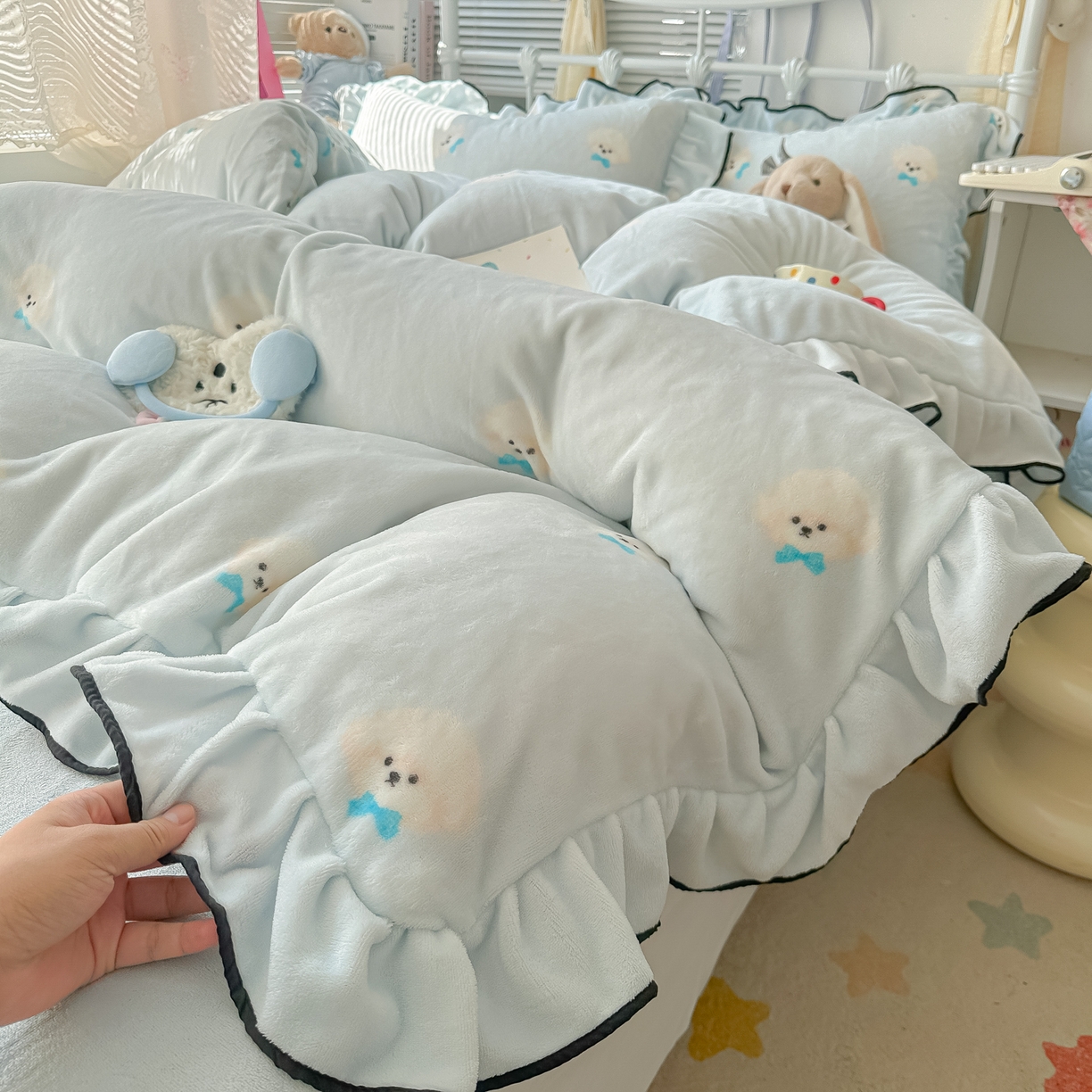 91家纺网 家纺一手货源 找家纺 韩都家居 2025新款亲肤舒适韩版温暖牛奶绒四件套-花边款 蝴蝶结小狗-兰