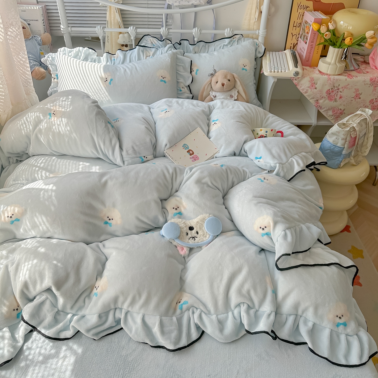 91家纺网 家纺一手货源 找家纺 韩都家居 2025新款亲肤舒适韩版温暖牛奶绒四件套-花边款 蝴蝶结小狗-兰