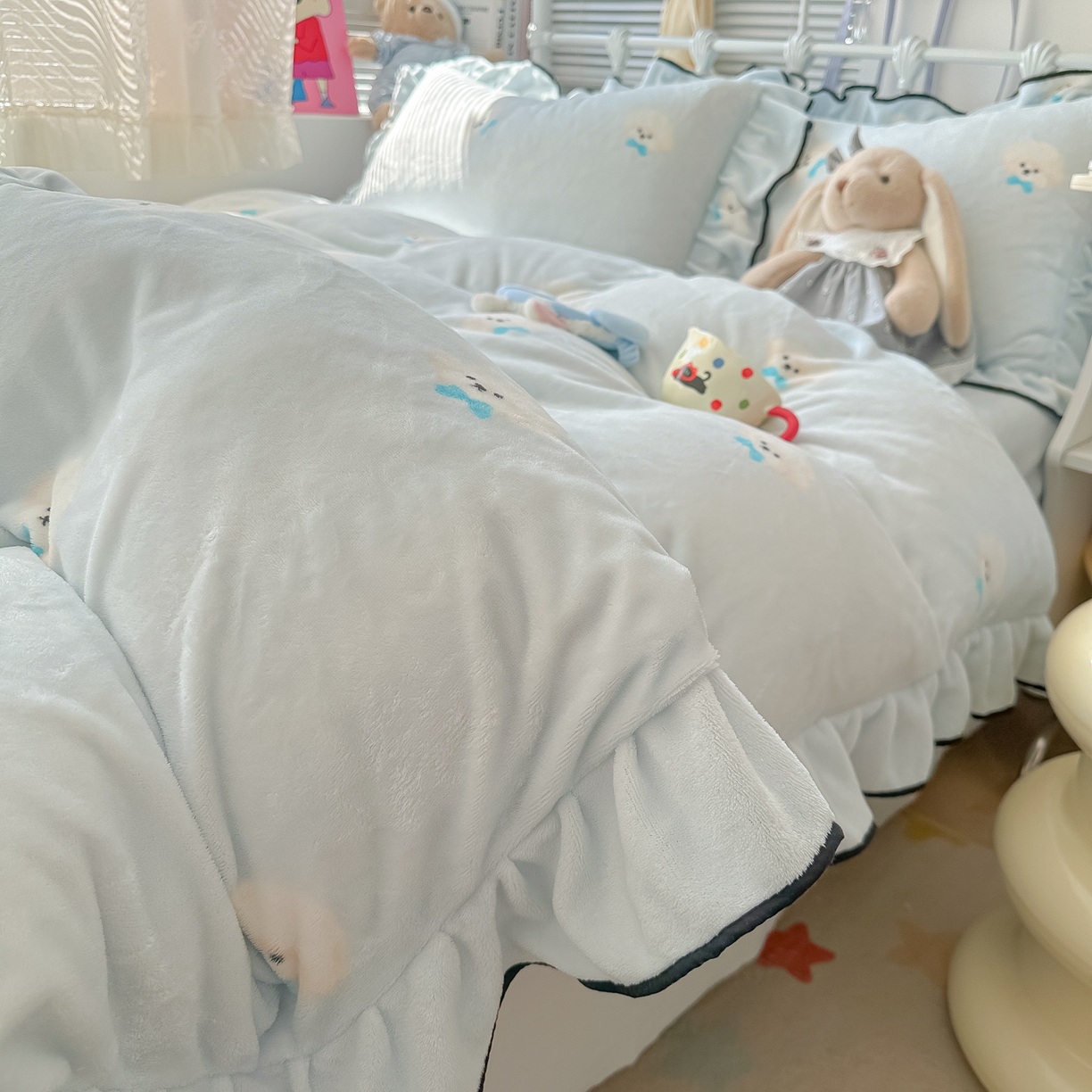 91家纺网 家纺一手货源 找家纺 韩都家居 2025新款亲肤舒适韩版温暖牛奶绒四件套-花边款 蝴蝶结小狗-兰