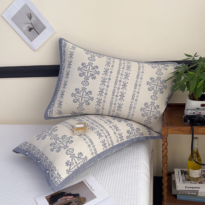 91家纺网 家纺一手货源 找家纺 悦然毛巾被 2025新款四层纱全棉纱布枕套 丝路花语-蓝