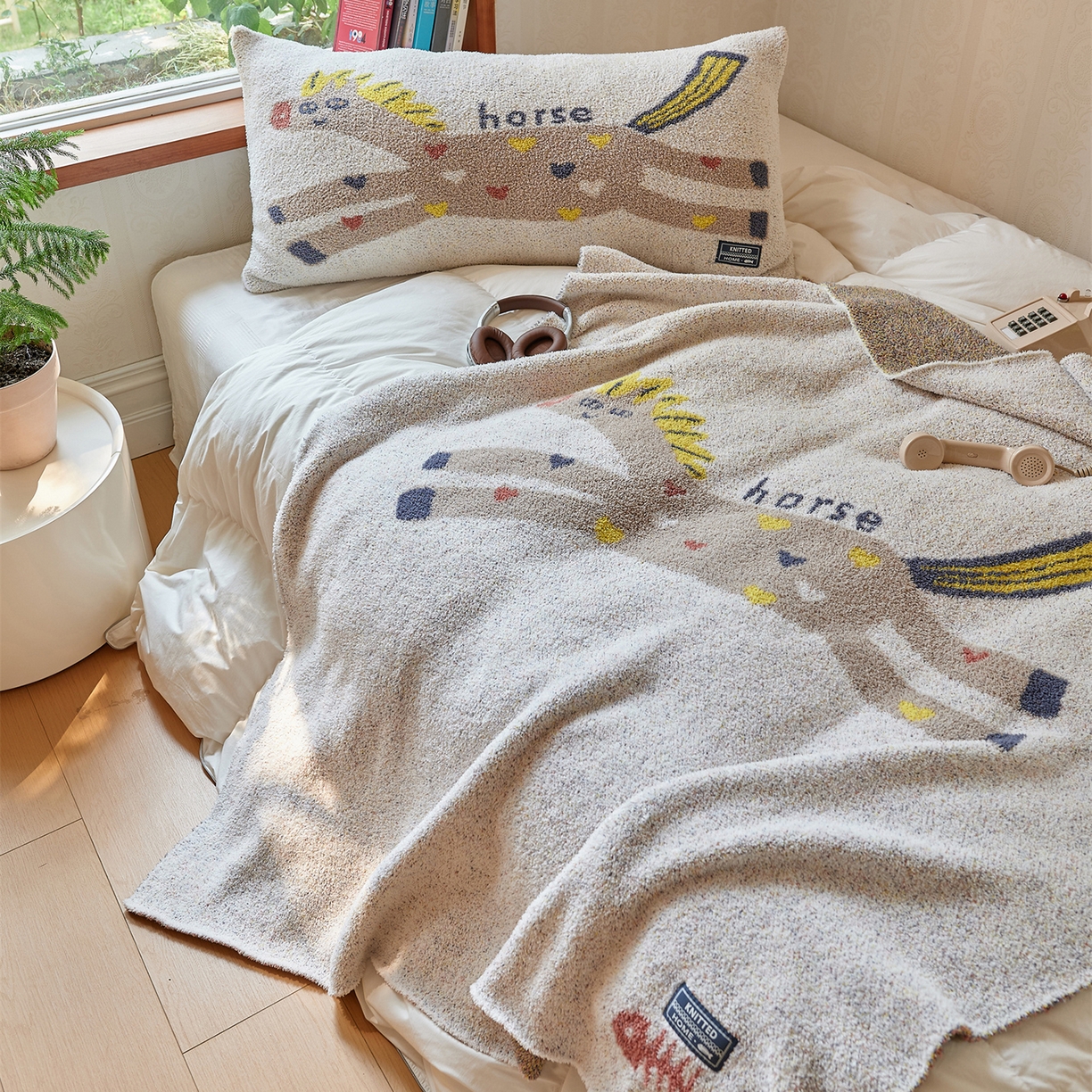 91家纺网 家纺一手货源 找家纺 暖绵绵家纺 2025新款半边绒毛毯-奥罗拉（最低零售价：毯子173元、抱枕（含芯）145元 低于最低零售价的链接，一经发现直接投诉下架，感谢大家的支持！） 组合