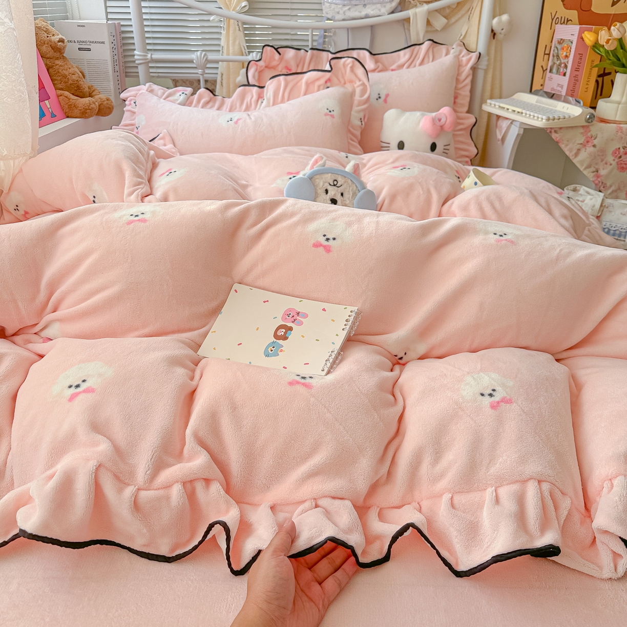 91家纺网 家纺一手货源 找家纺 韩都家居 2025新款亲肤舒适韩版温暖牛奶绒四件套-花边款 蝴蝶结小狗-玉