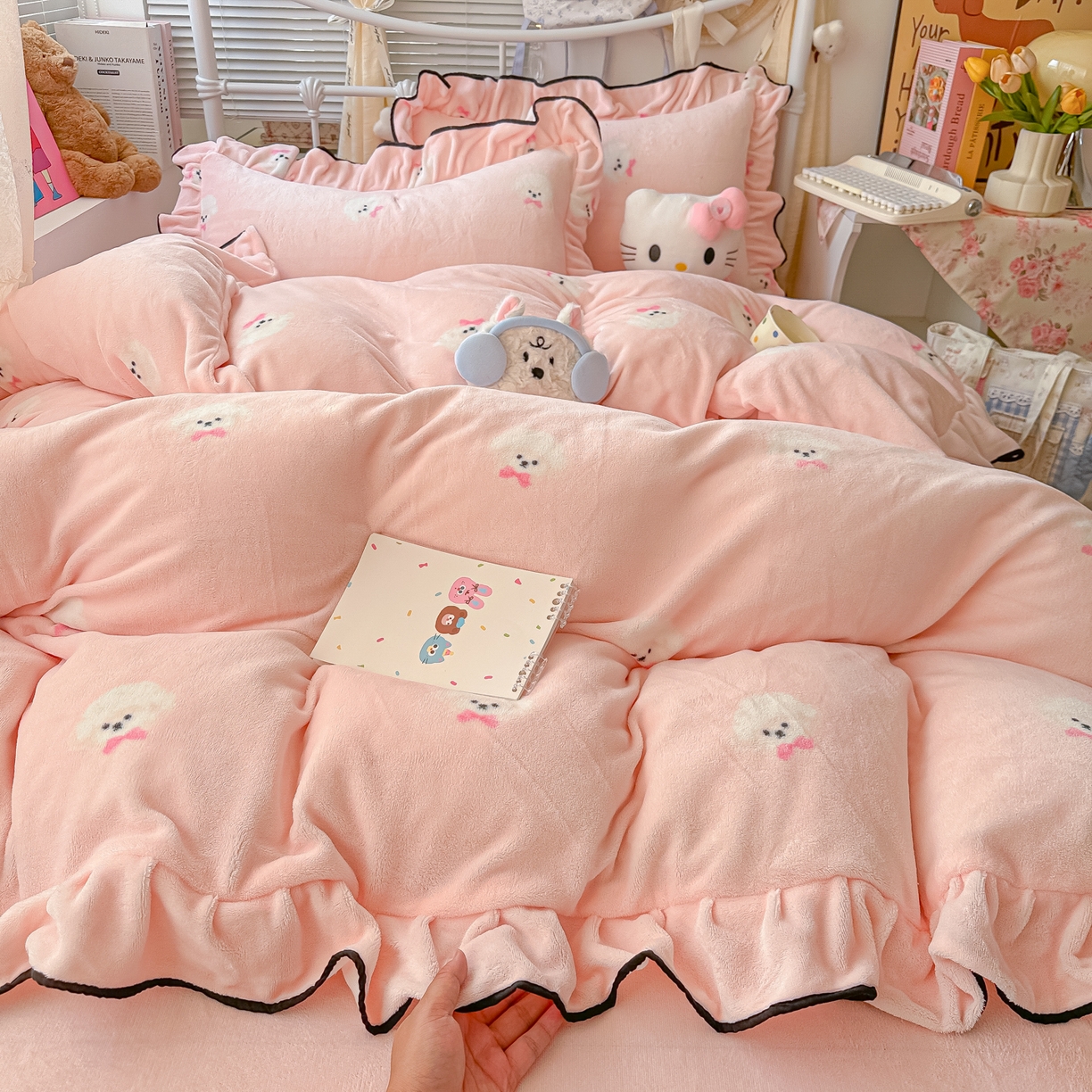 91家纺网 家纺一手货源 找家纺 韩都家居 2025新款亲肤舒适韩版温暖牛奶绒四件套-花边款 蝴蝶结小狗-玉