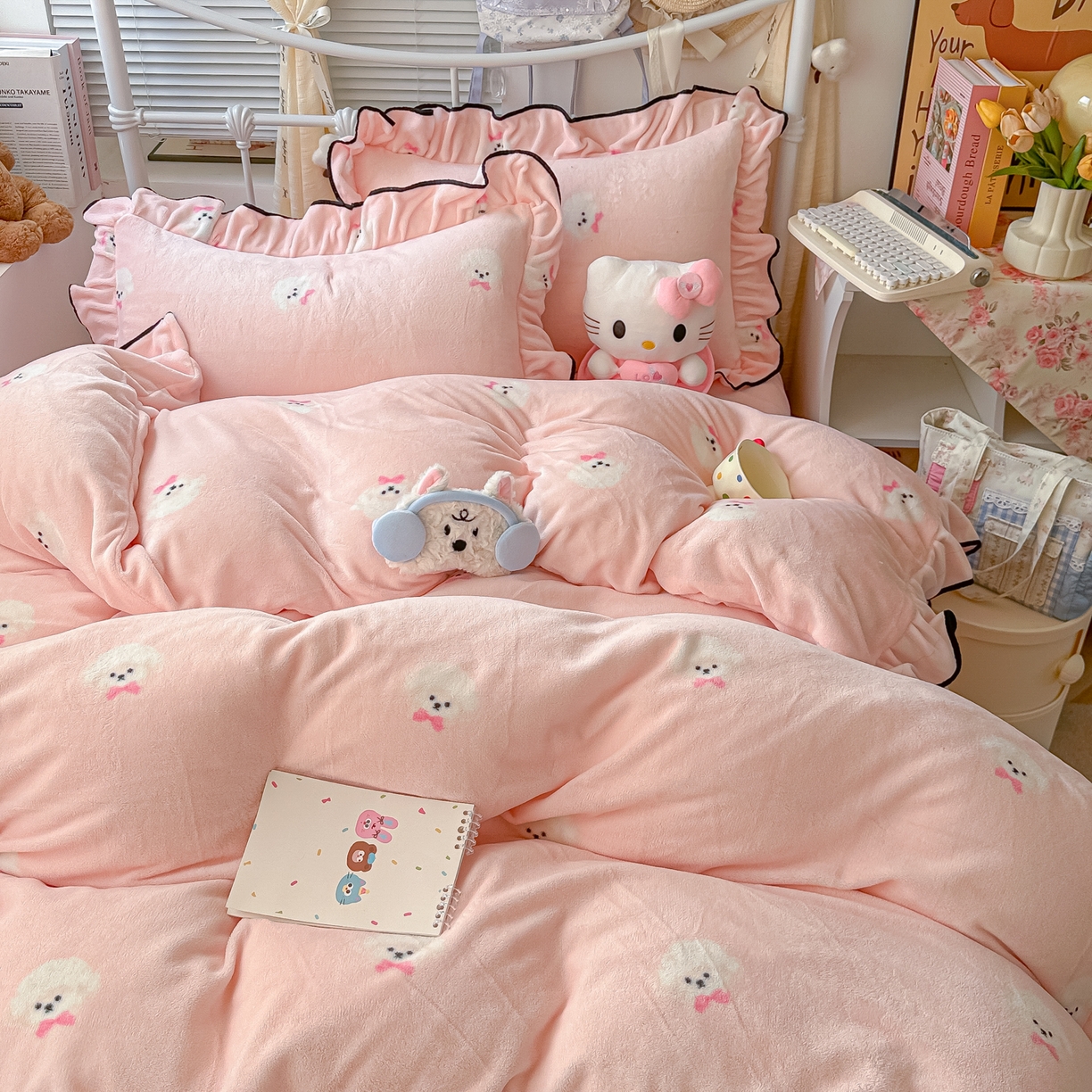 91家纺网 家纺一手货源 找家纺 韩都家居 2025新款亲肤舒适韩版温暖牛奶绒四件套-花边款 蝴蝶结小狗-玉