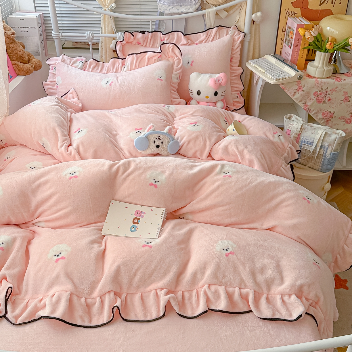 91家纺网 家纺一手货源 找家纺 韩都家居 2025新款亲肤舒适韩版温暖牛奶绒四件套-花边款 蝴蝶结小狗-玉