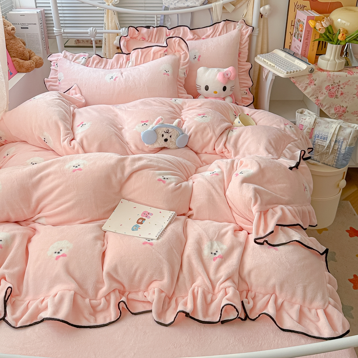 91家纺网 家纺一手货源 找家纺 韩都家居 2025新款亲肤舒适韩版温暖牛奶绒四件套-花边款 蝴蝶结小狗-玉