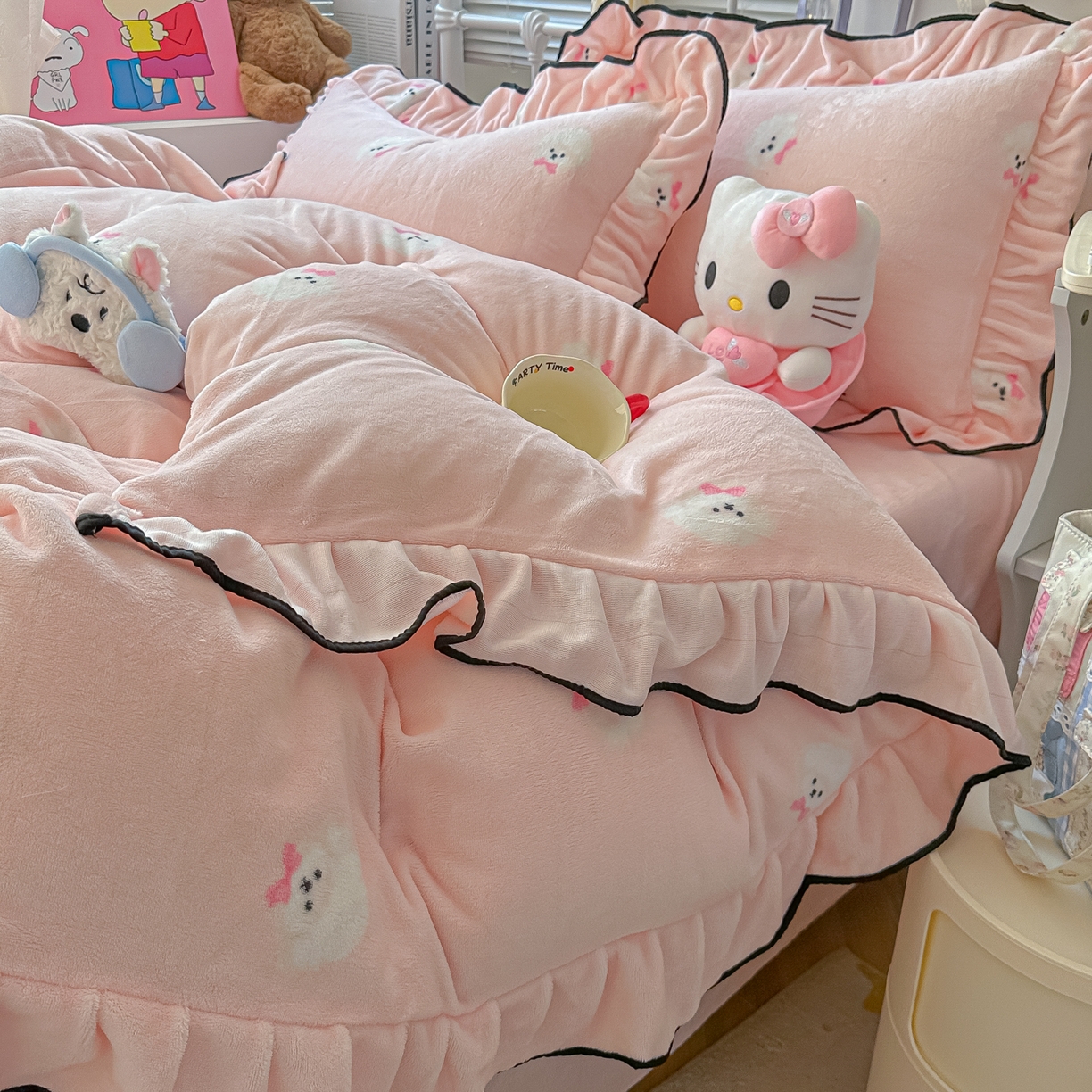 91家纺网 家纺一手货源 找家纺 韩都家居 2025新款亲肤舒适韩版温暖牛奶绒四件套-花边款 蝴蝶结小狗-玉