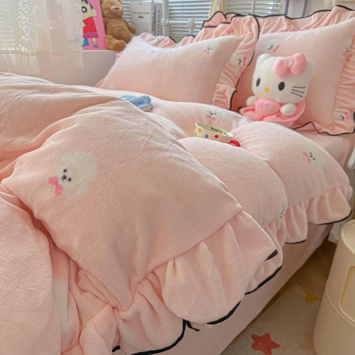 91家纺网 家纺一手货源 找家纺 韩都家居 2025新款亲肤舒适韩版温暖牛奶绒四件套-花边款 蝴蝶结小狗-玉