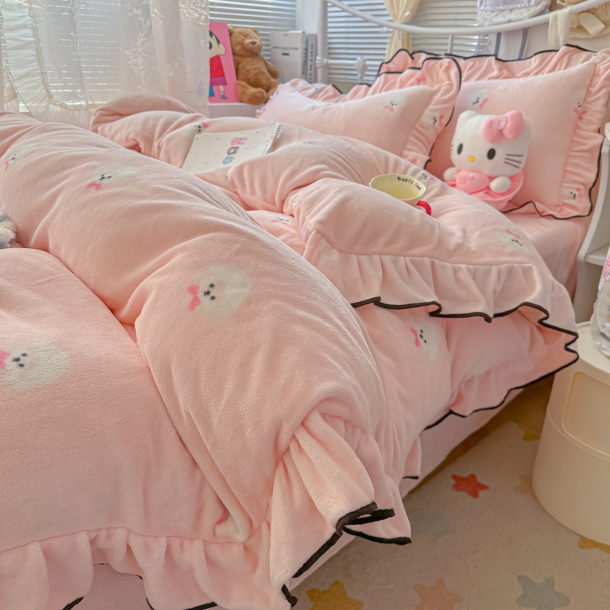 91家纺网 家纺一手货源 找家纺 韩都家居 2025新款亲肤舒适韩版温暖牛奶绒四件套-花边款 蝴蝶结小狗-玉